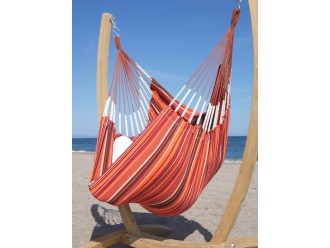 hamac chaise orange avec support en bois vue de prés