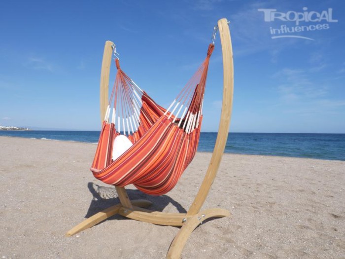 Hamac chaise rouge avec support en bois à la plage