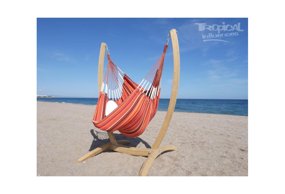 Hamac chaise rouge avec support en bois à la plage