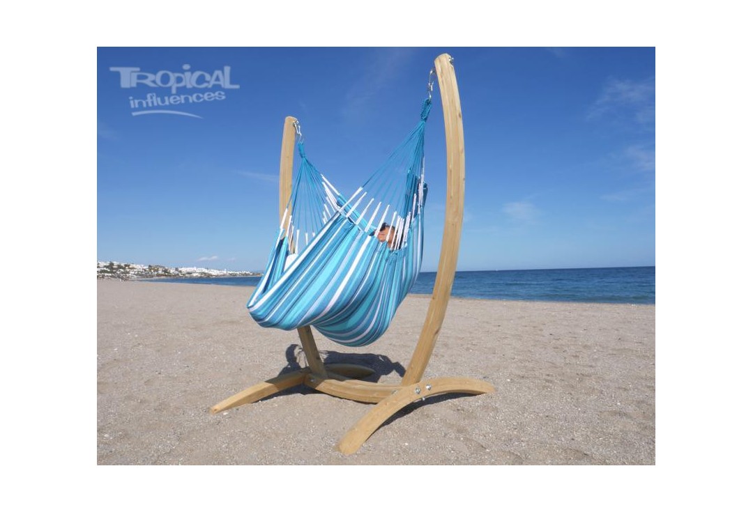 Hamac chaise bleu et blanc avec support en bois à la plage