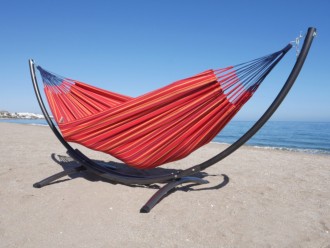 hamac rouge sur la plage